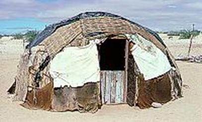 Photograph of a mat-house
covered with a wide range of materials - Photo : G. P. Klinghardt (9818 bytes)